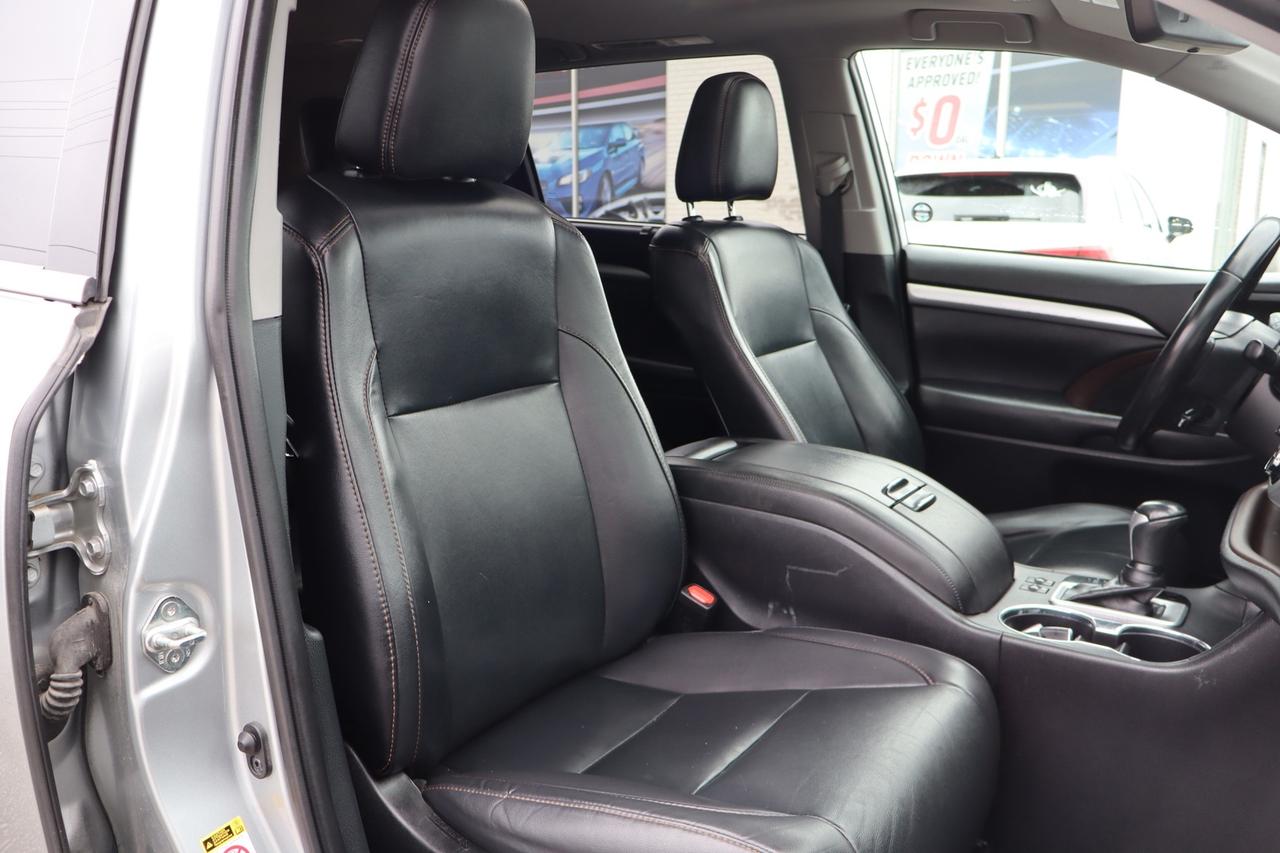 2019 Toyota Highlander XLE AWD V6   No Accident   Clean Carfax Photo