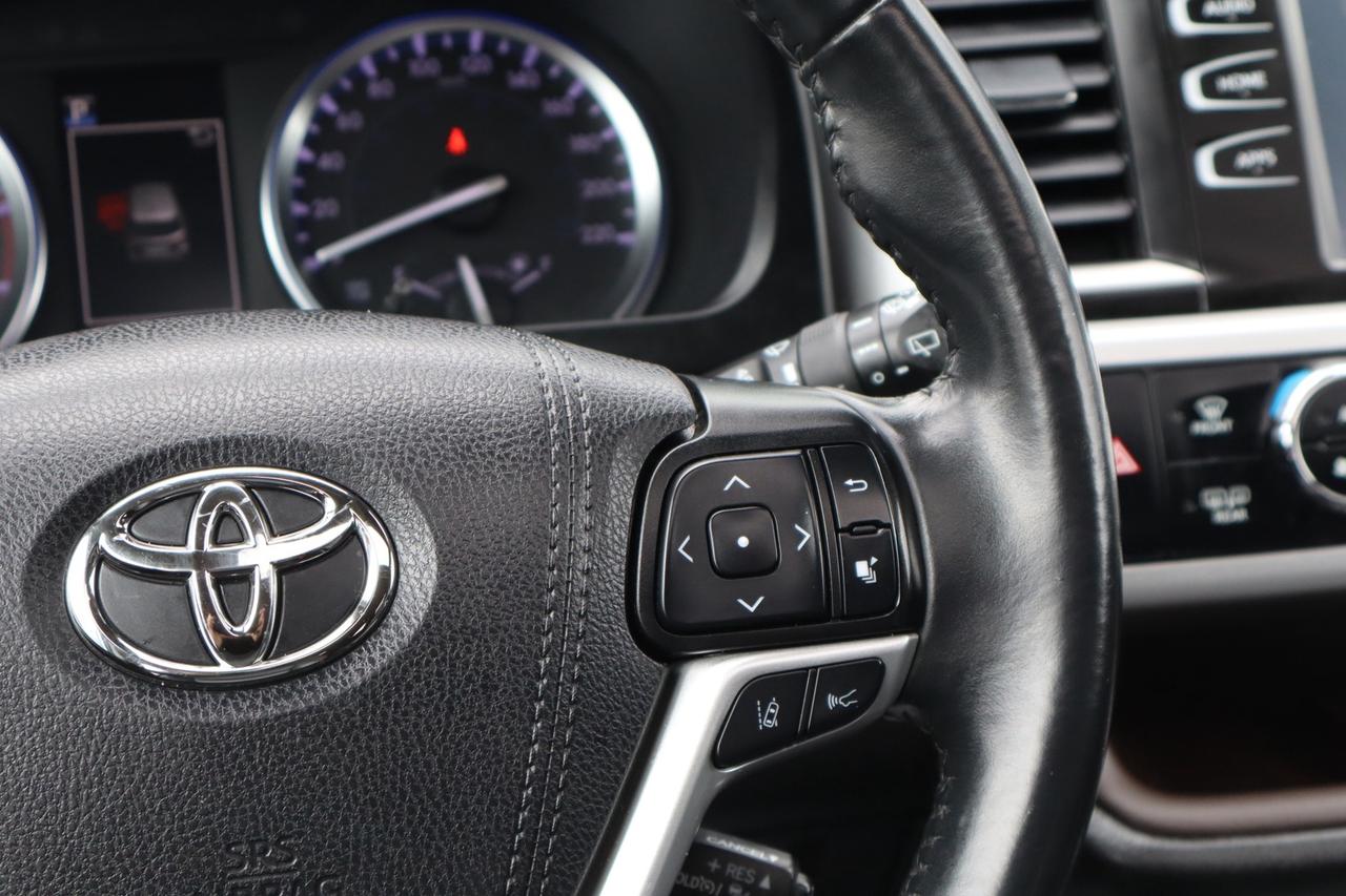 2019 Toyota Highlander XLE AWD V6   No Accident   Clean Carfax Photo