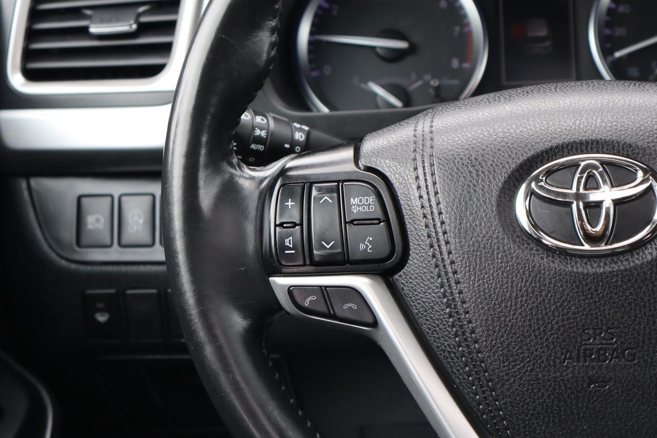 2019 Toyota Highlander XLE AWD V6   No Accident   Clean Carfax Photo