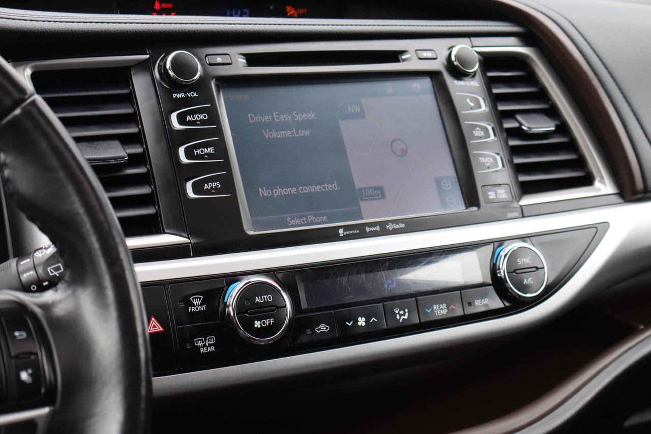2019 Toyota Highlander XLE AWD V6   No Accident   Clean Carfax Photo