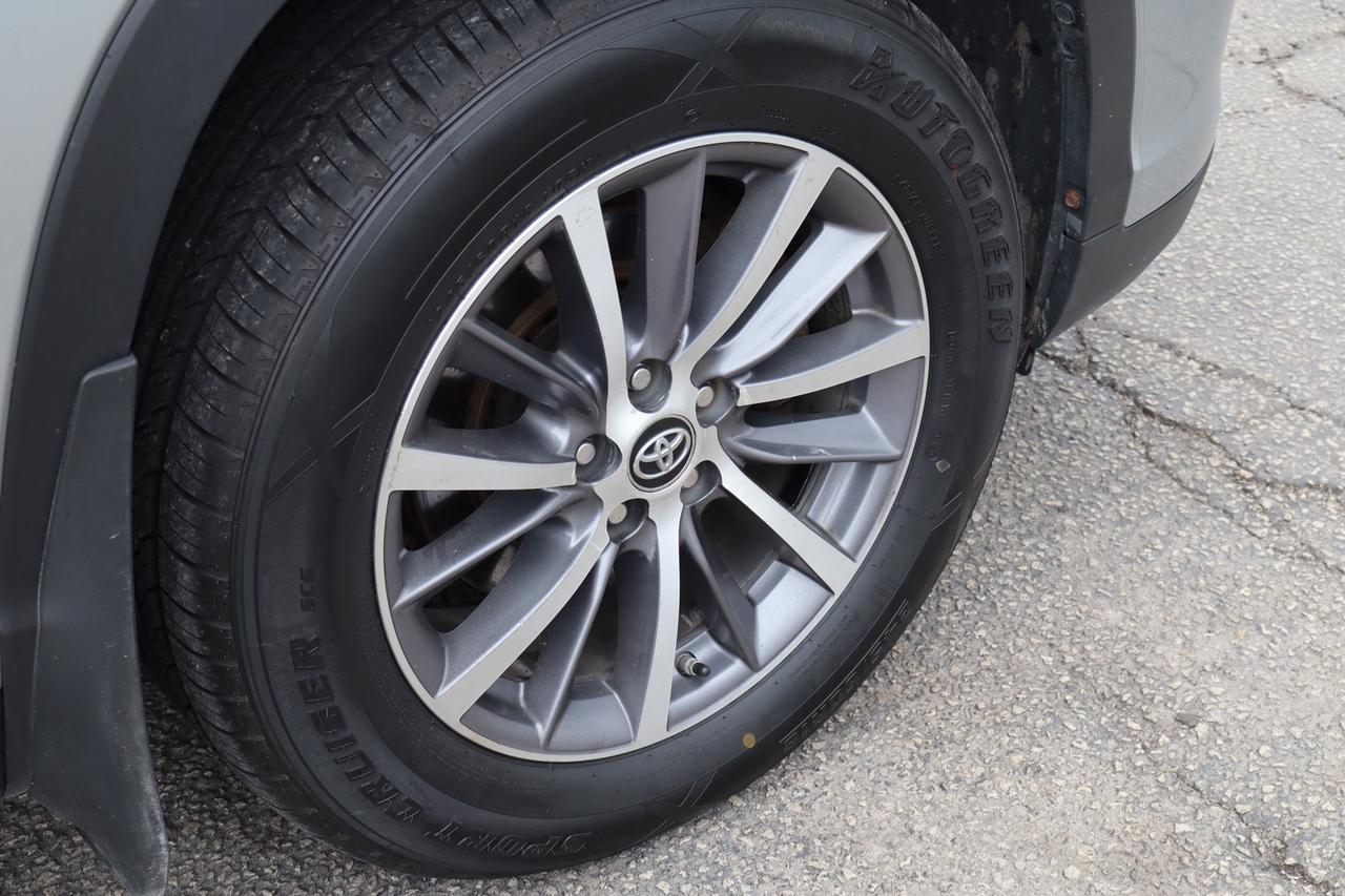 2019 Toyota Highlander XLE AWD V6   No Accident   Clean Carfax Photo