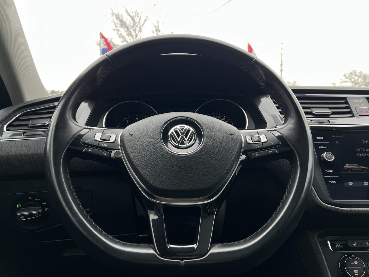 2018 Volkswagen Tiguan SEL 4MOTION    Navi   Pano Roof   Htd Seats Photo