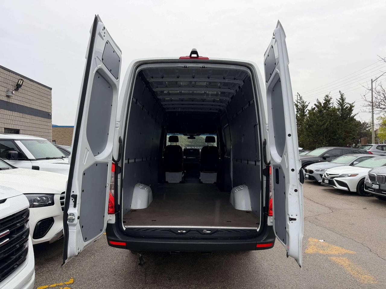 2025 Mercedes-Benz Sprinter ACCIDENT FREE, HIGH ROOF, 170 DIESEL,HEATED SEAT Photo