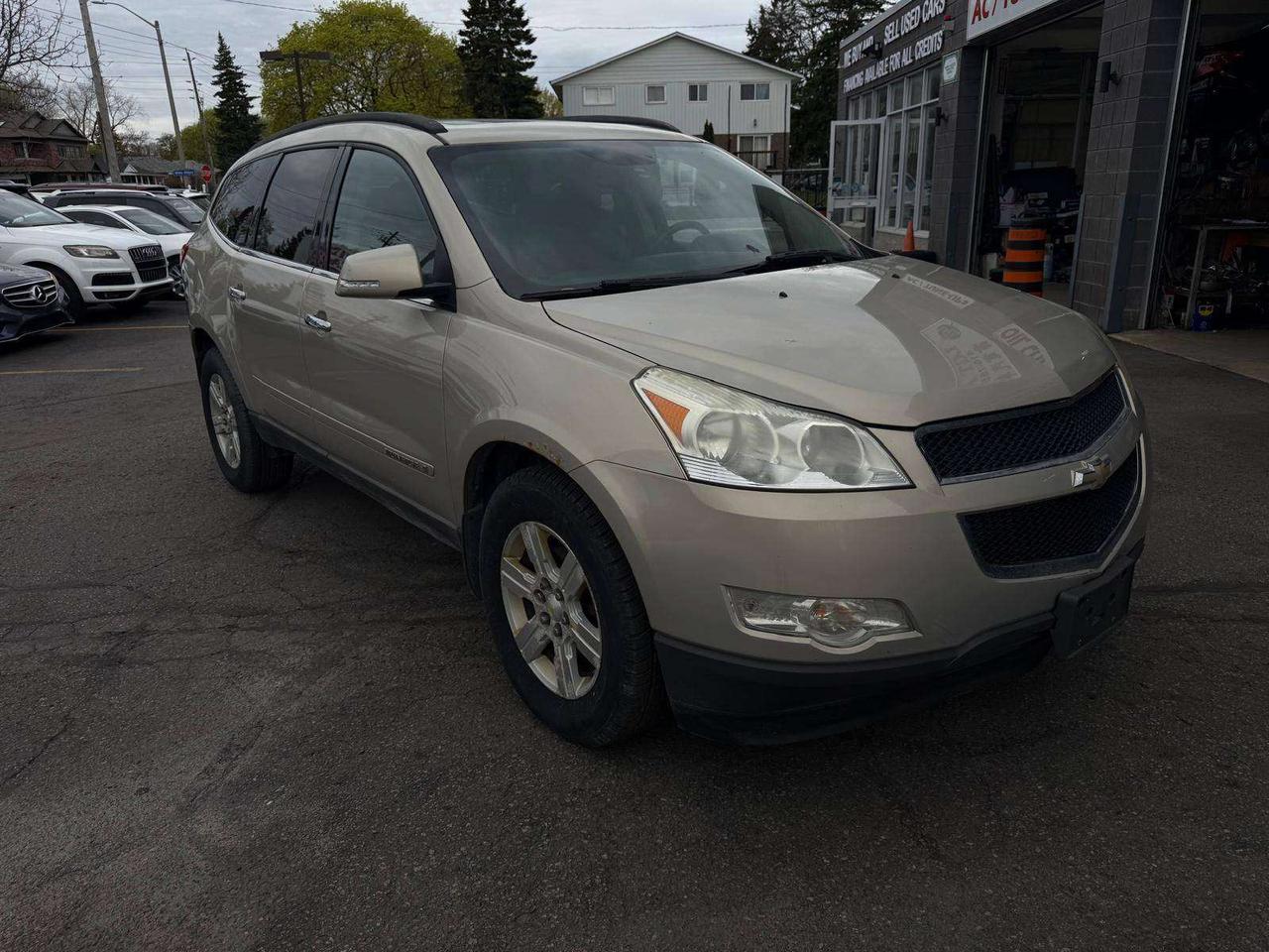 2010 Chevrolet Traverse 2LT, sunroof, leather, 1 owner! Photo