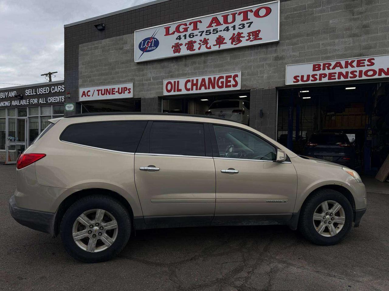 2010 Chevrolet Traverse 2LT, sunroof, leather, 1 owner! Photo