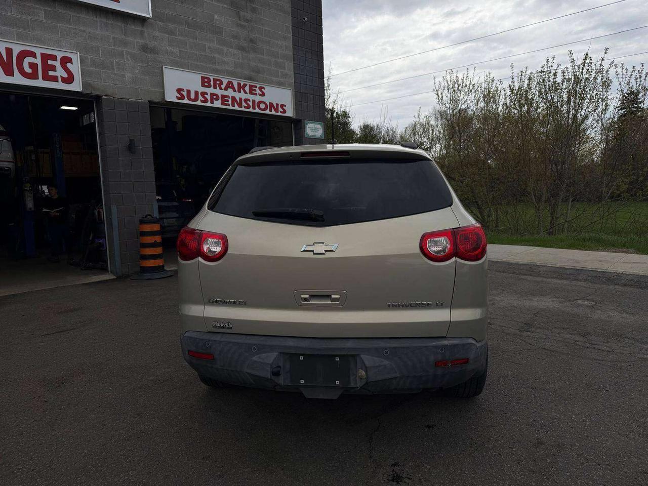 2010 Chevrolet Traverse 2LT, sunroof, leather, 1 owner! Photo