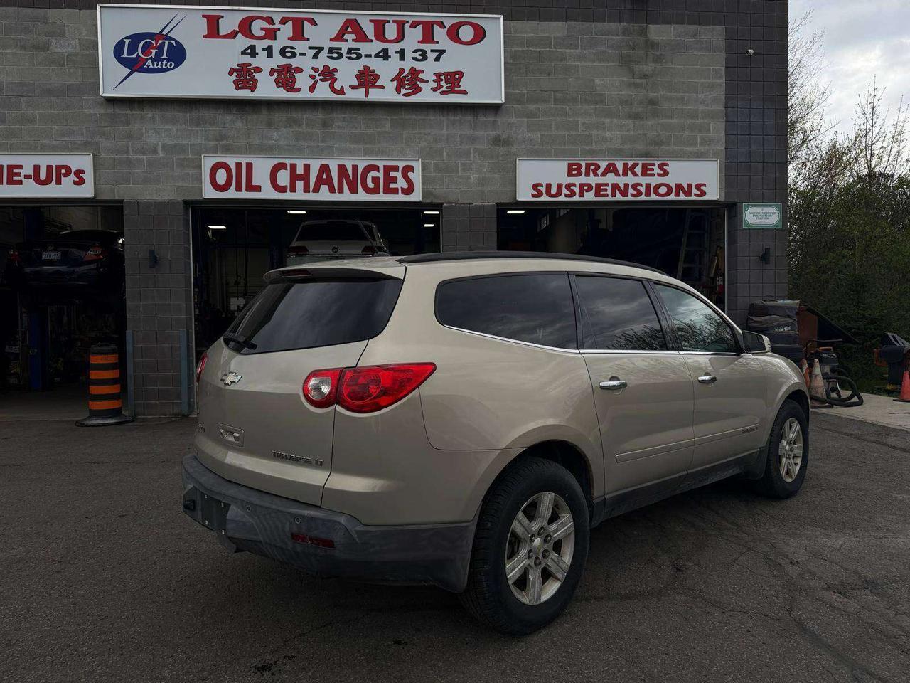 2010 Chevrolet Traverse 2LT, sunroof, leather, 1 owner! Photo
