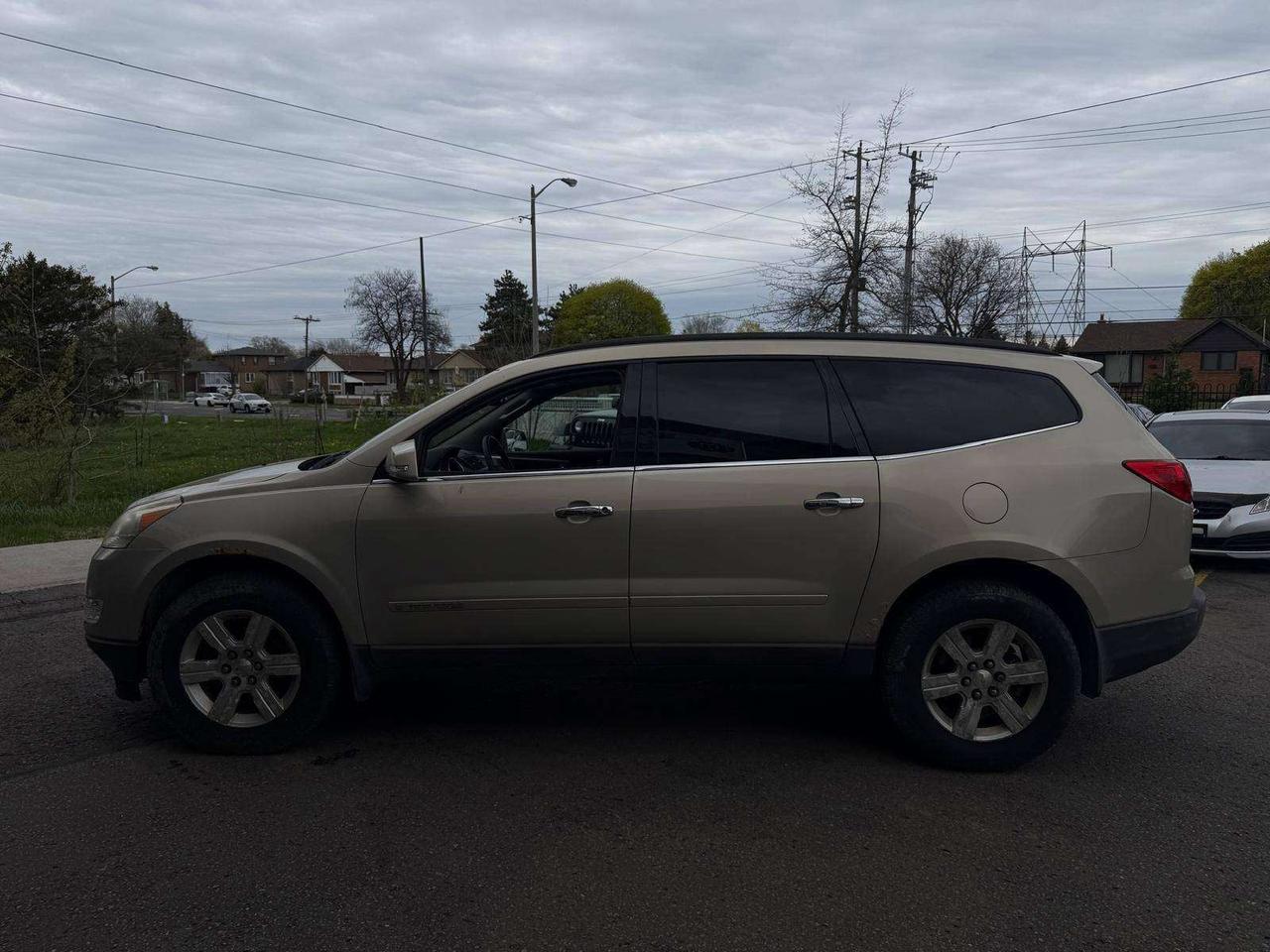 2010 Chevrolet Traverse 2LT, sunroof, leather, 1 owner! Photo