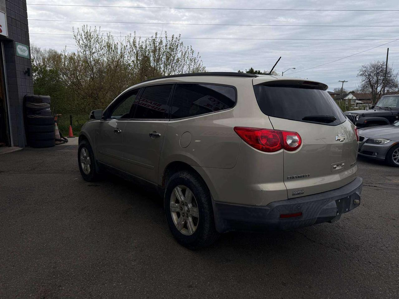 2010 Chevrolet Traverse 2LT, sunroof, leather, 1 owner! Photo