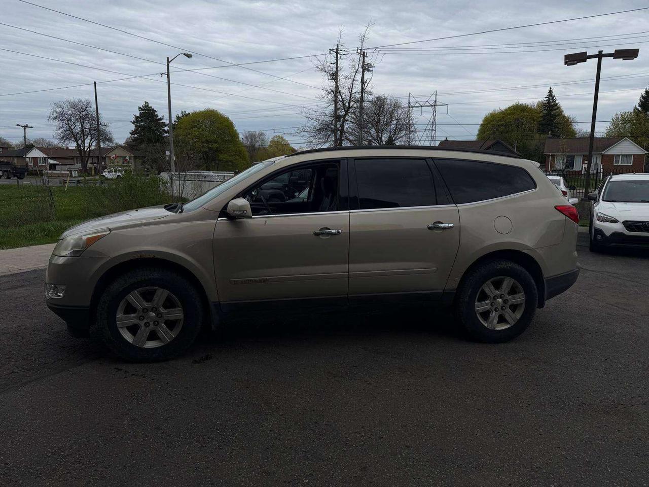2010 Chevrolet Traverse 2LT, sunroof, leather, 1 owner! Photo