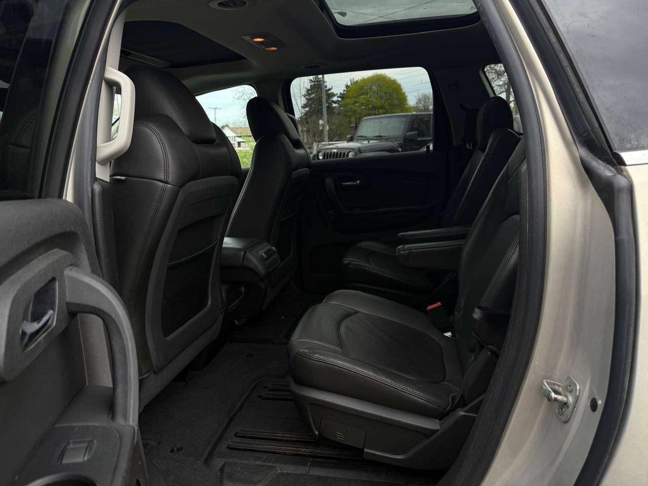 2010 Chevrolet Traverse 2LT, sunroof, leather, 1 owner! Photo