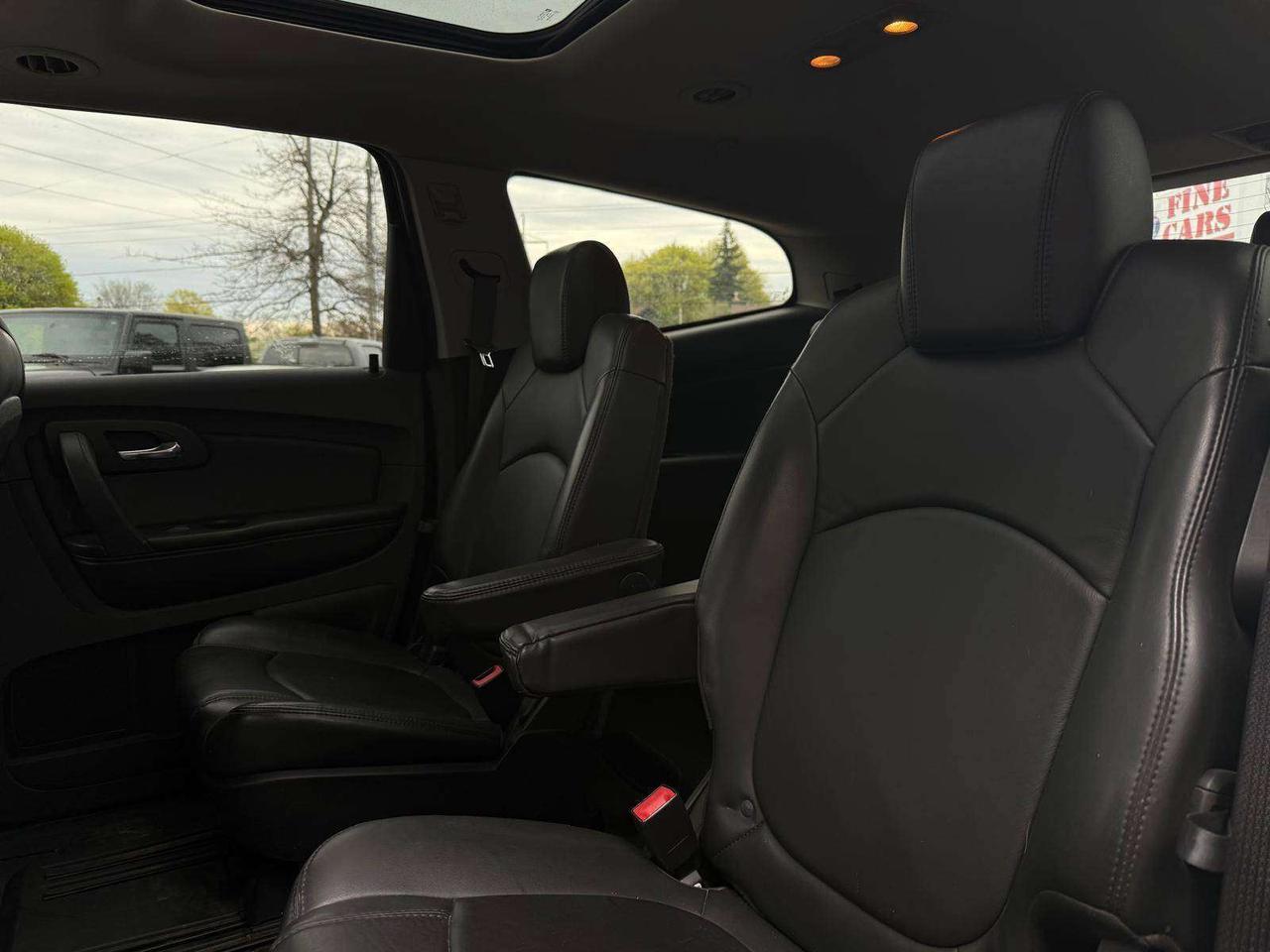 2010 Chevrolet Traverse 2LT, sunroof, leather, 1 owner! Photo