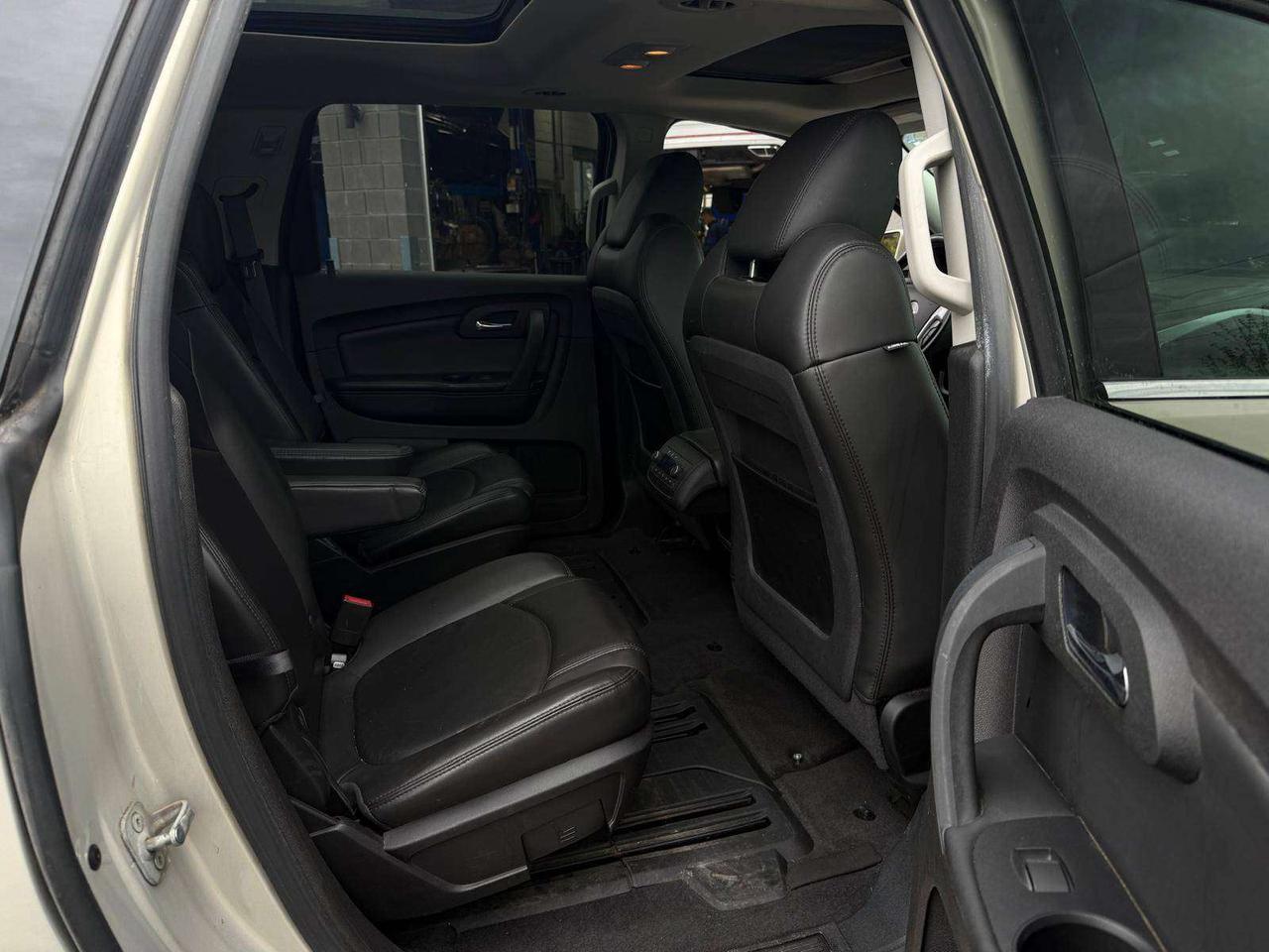 2010 Chevrolet Traverse 2LT, sunroof, leather, 1 owner! Photo