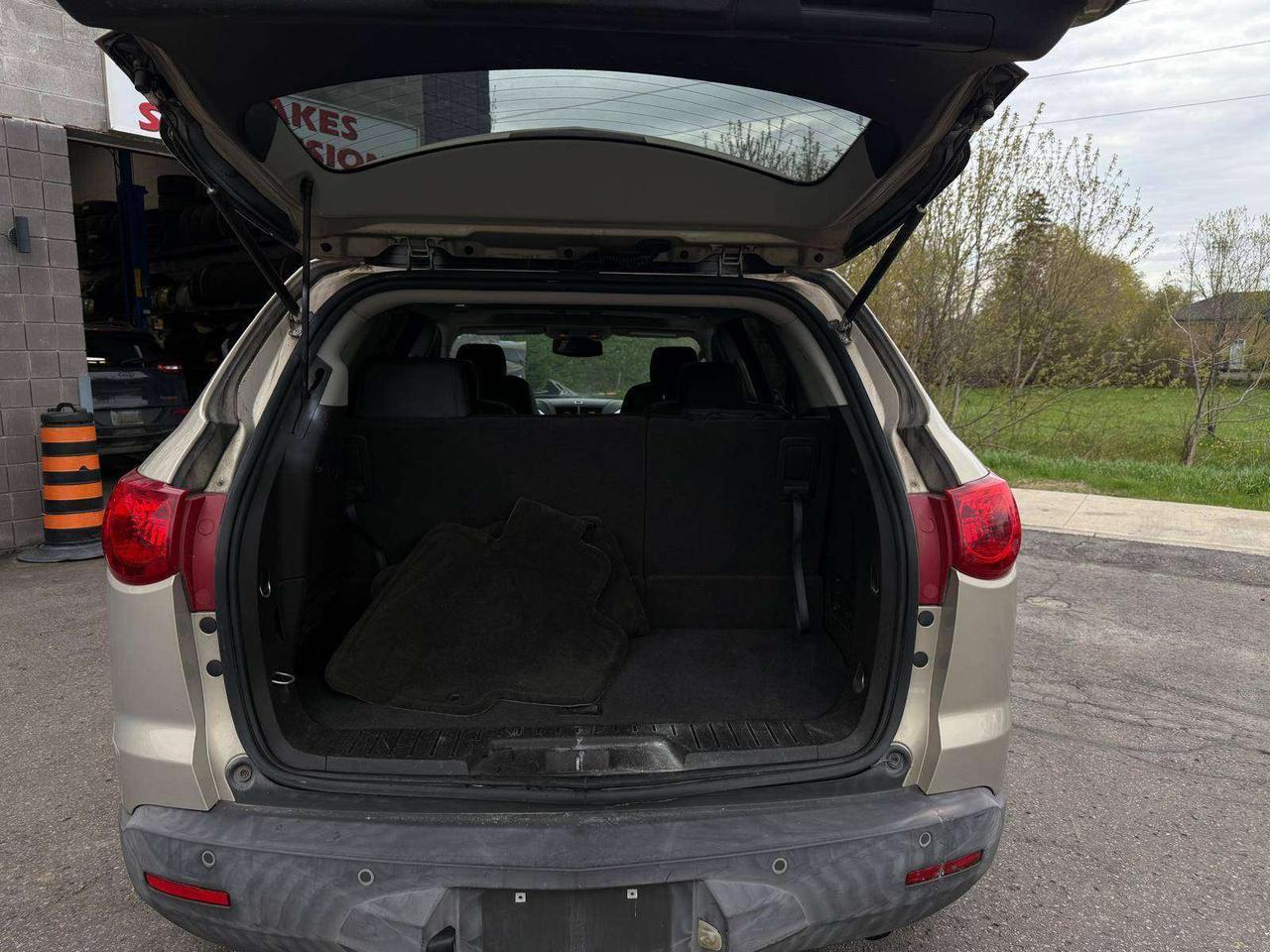 2010 Chevrolet Traverse 2LT, sunroof, leather, 1 owner! Photo