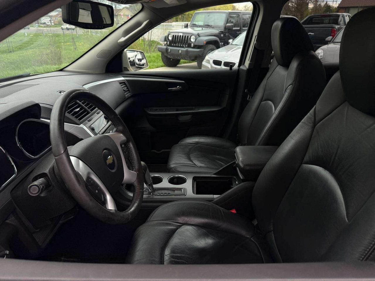 2010 Chevrolet Traverse 2LT, sunroof, leather, 1 owner! Photo