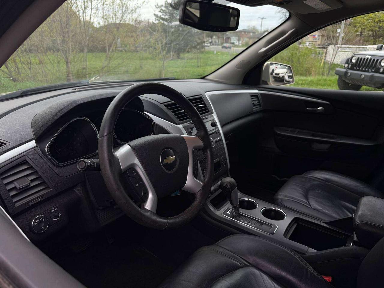2010 Chevrolet Traverse 2LT, sunroof, leather, 1 owner! Photo