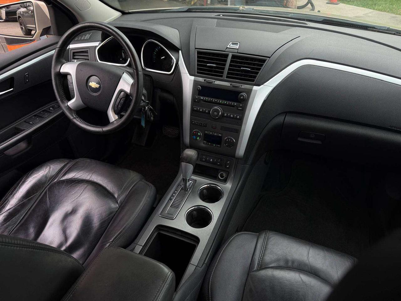 2010 Chevrolet Traverse 2LT, sunroof, leather, 1 owner! Photo