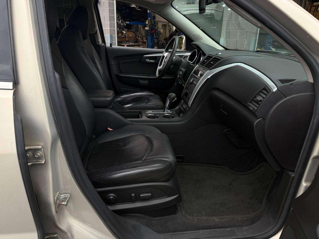 2010 Chevrolet Traverse 2LT, sunroof, leather, 1 owner! Photo