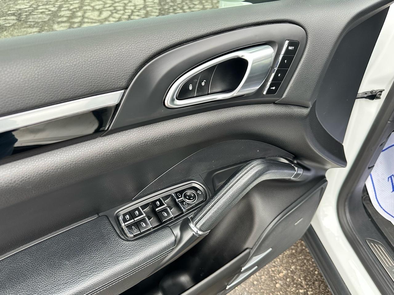2015 Porsche Cayenne S ~ AWD ~ PANO ROOF ~ NAV ~ CERTIFIED Photo
