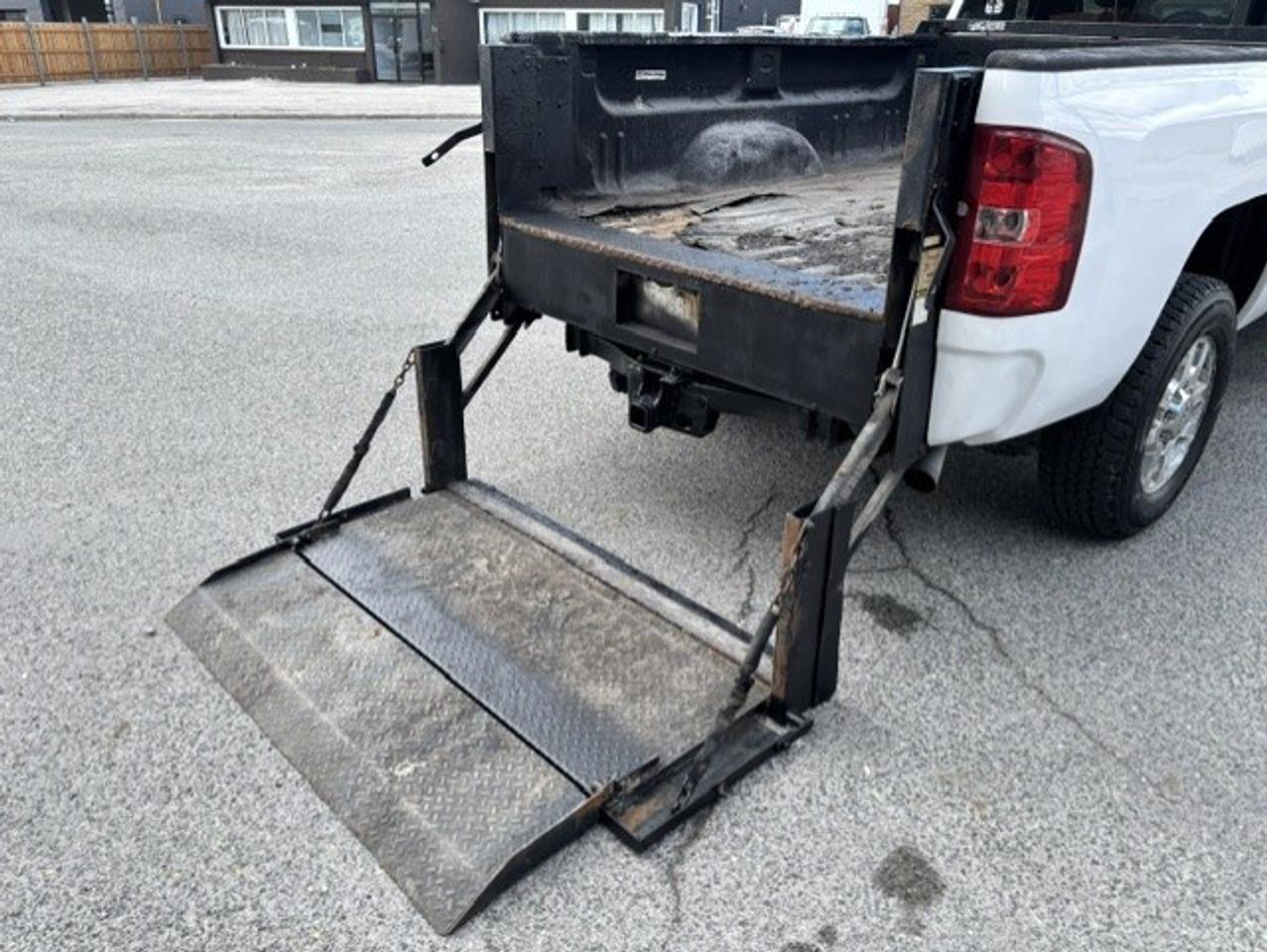 2011 Chevrolet Silverado 3500HD LT CREW CAB-8 FOOT LONG BOX-P/LIFTGATE-CERTIFIED!! Photo