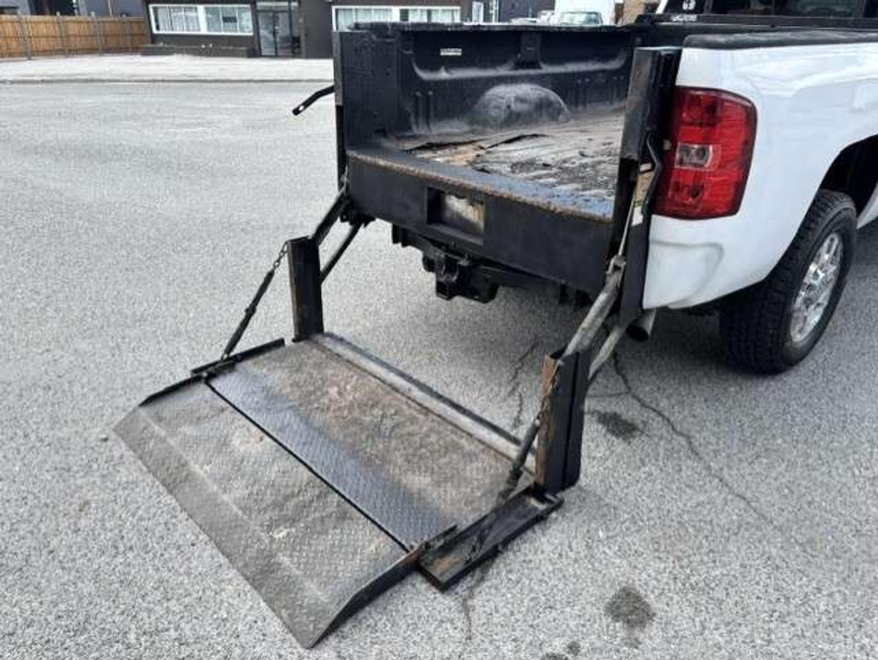 2011 Chevrolet Silverado 3500 LT CREW CAB-8 FOOT LONG BOX-P/LIFTGATE-CERTIFIED!! Photo