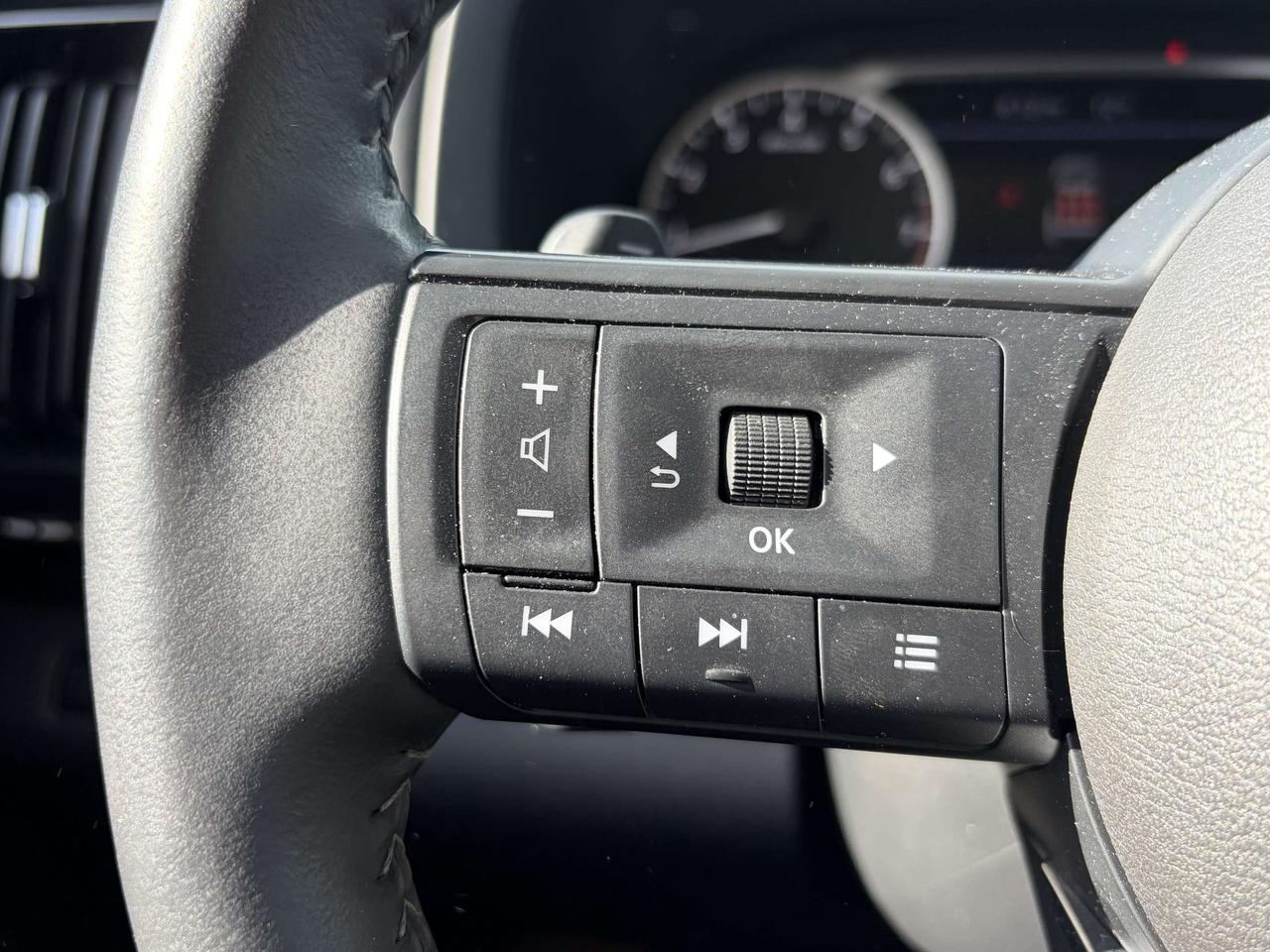 2025 Nissan Pathfinder S 4WD   Clean Carfax   One Owner Photo