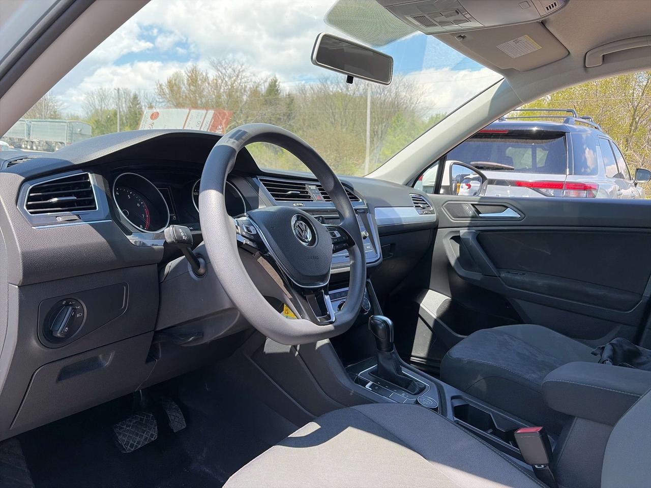 2019 Volkswagen Tiguan TRENDLINE, CLEAN CARFAX, AWD, HEATED SEATS! Photo