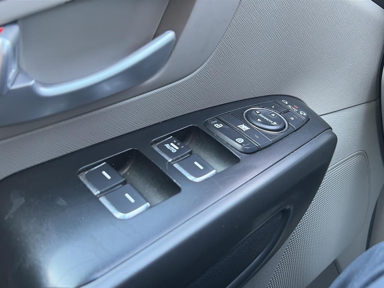 2019 Kia Sedona LX, 8 PASSENGER, HEATED STEERING WHEEL & SEATS! Photo