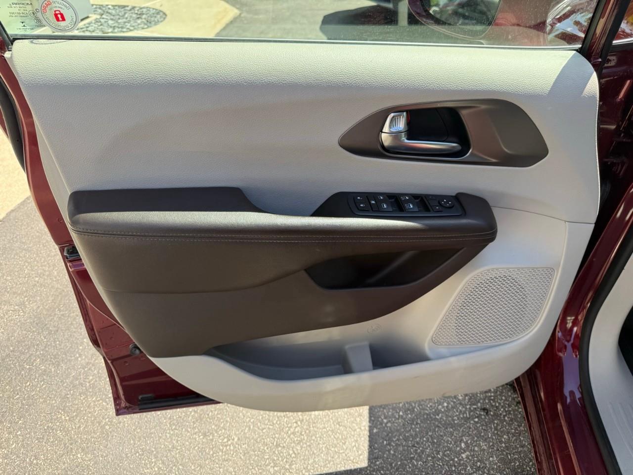 2019 Chrysler Pacifica Touring Plus Passenger Van Photo