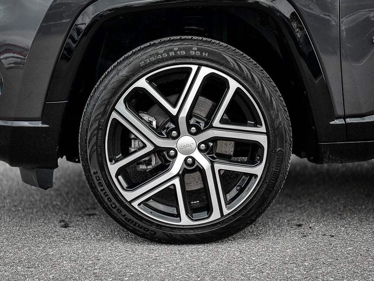 2024 Jeep Compass Limited   ELITE EXTERIOR GROUP   PANO ROOF   ALPIN Photo