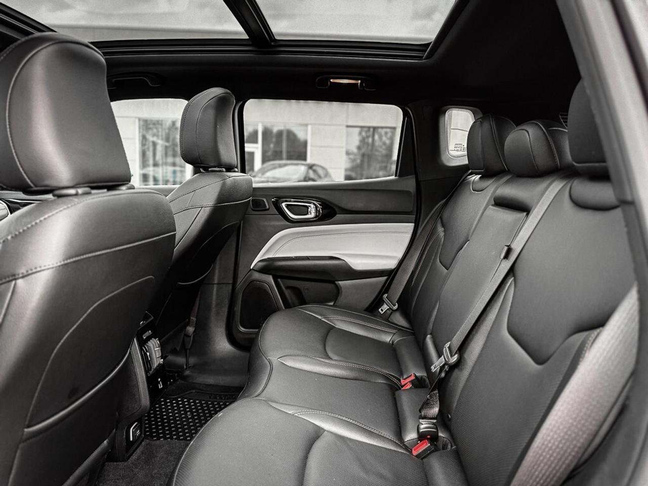 2024 Jeep Compass Limited   ELITE EXTERIOR GROUP   PANO ROOF   ALPIN Photo