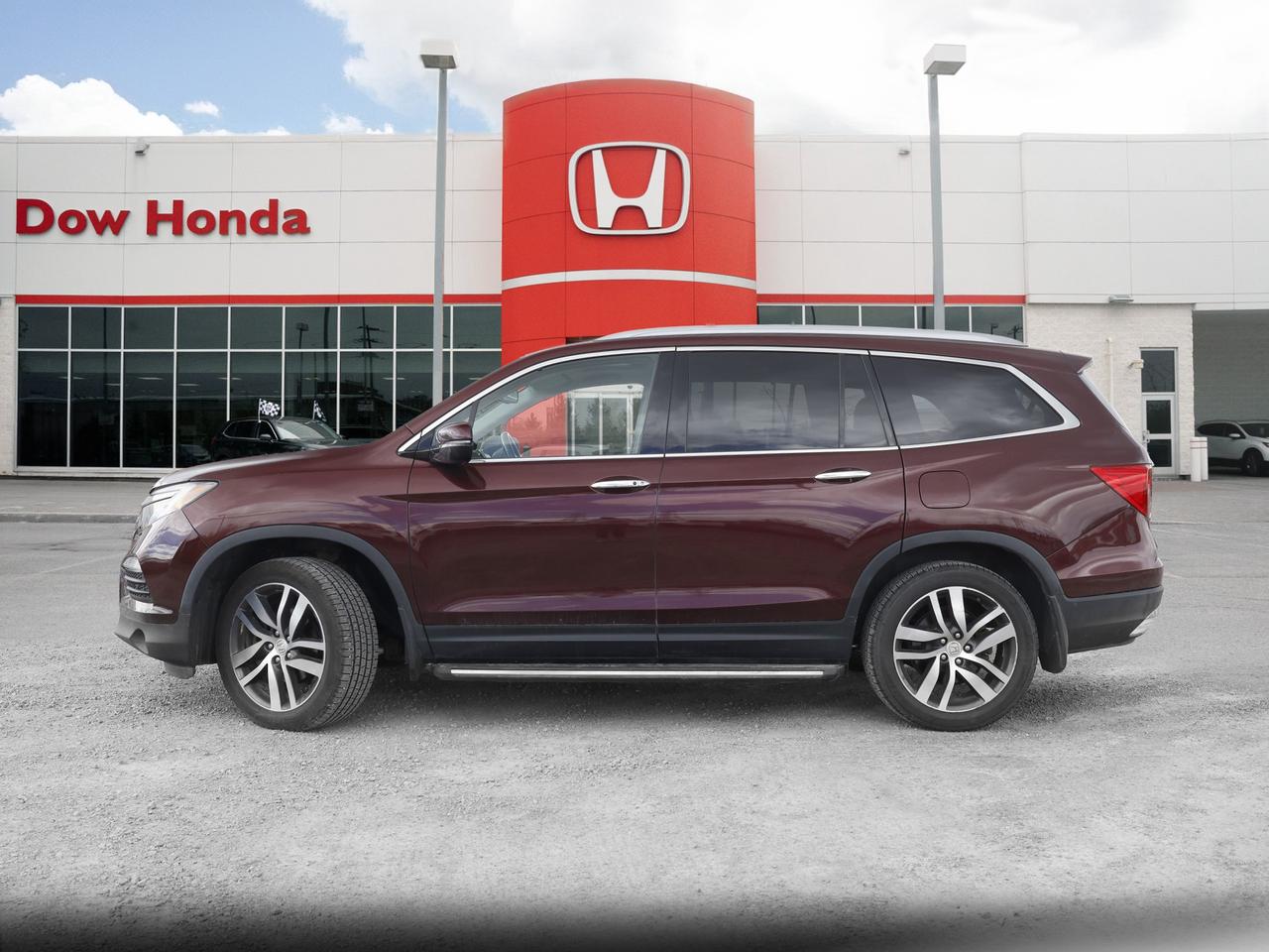 2017 Honda Pilot Touring 4dr All-Wheel Drive Photo4