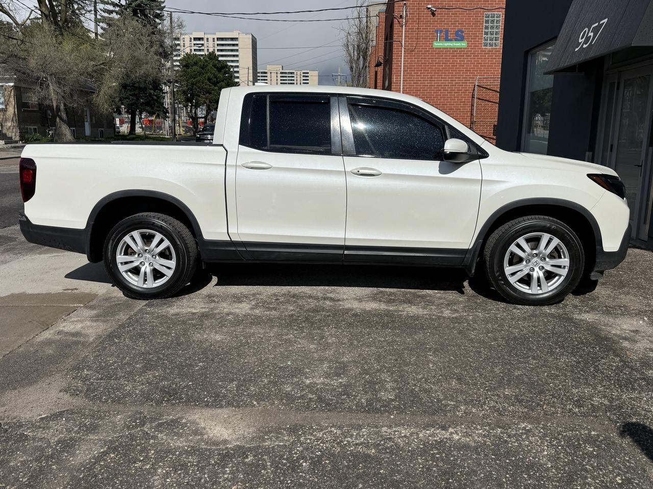 2017 Honda Ridgeline LX Photo3