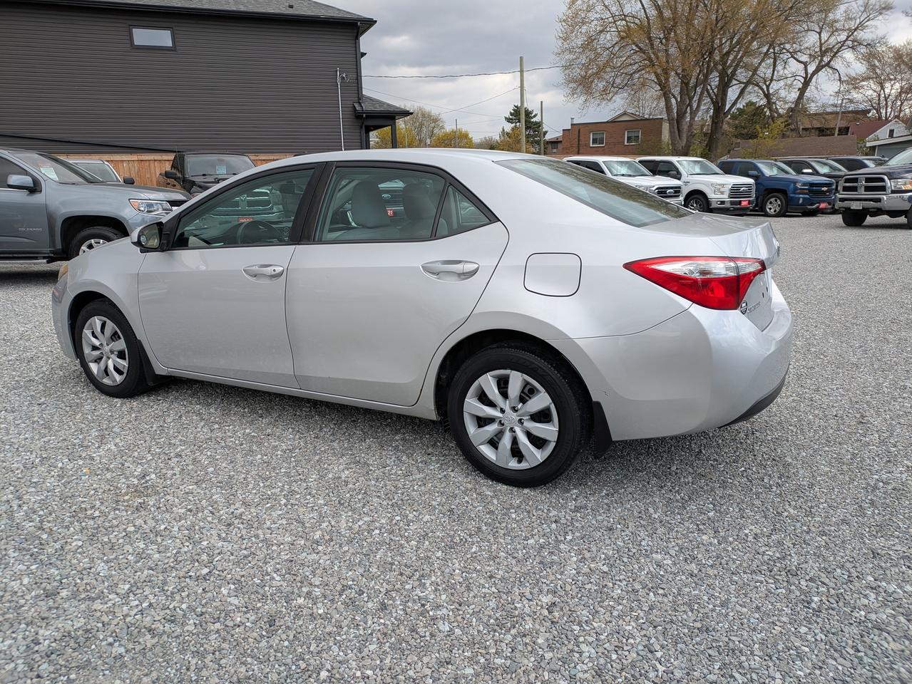 2015 Toyota Corolla LE Photo2