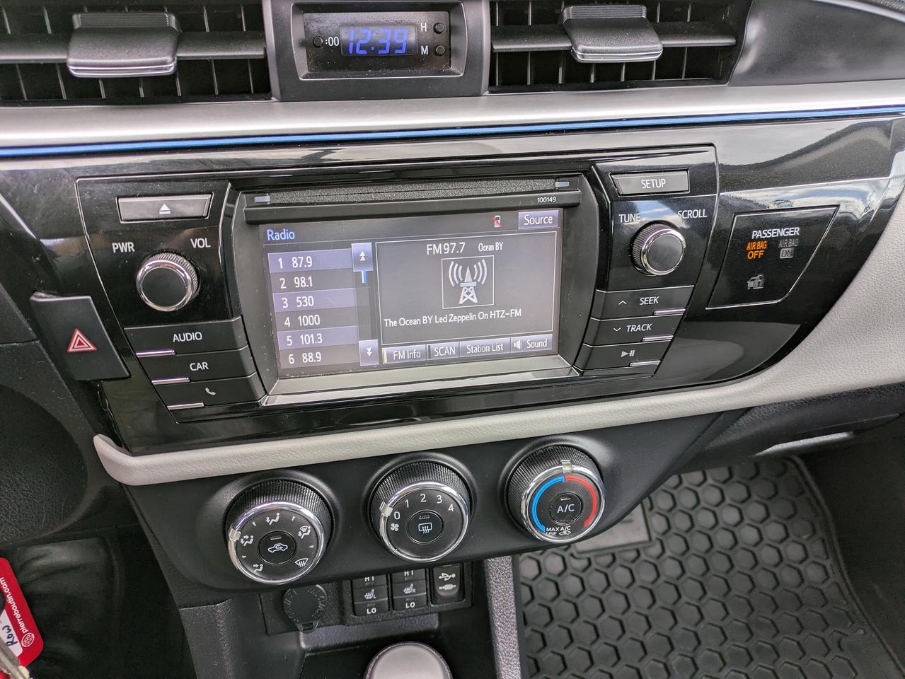 2015 Toyota Corolla LE Photo