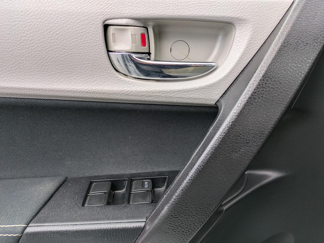 2015 Toyota Corolla LE Photo