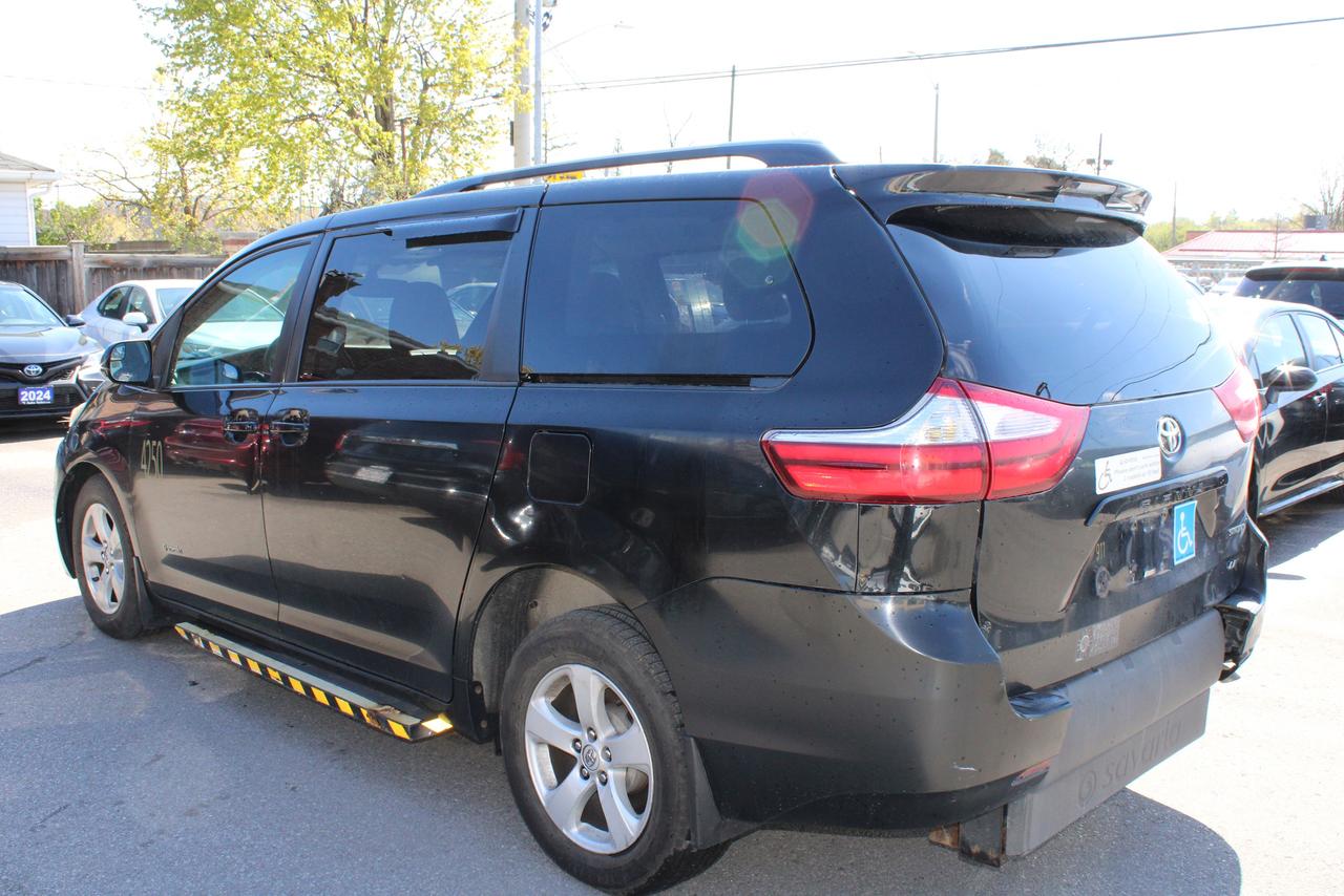 2015 Toyota Sienna LE Photo