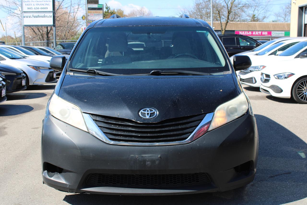2015 Toyota Sienna LE Photo2