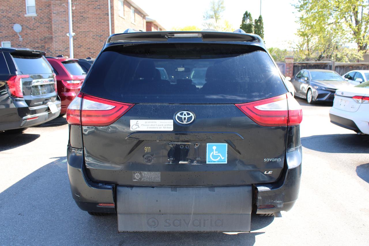 2015 Toyota Sienna LE Photo