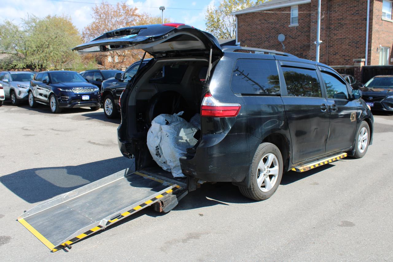 2015 Toyota Sienna LE Photo4