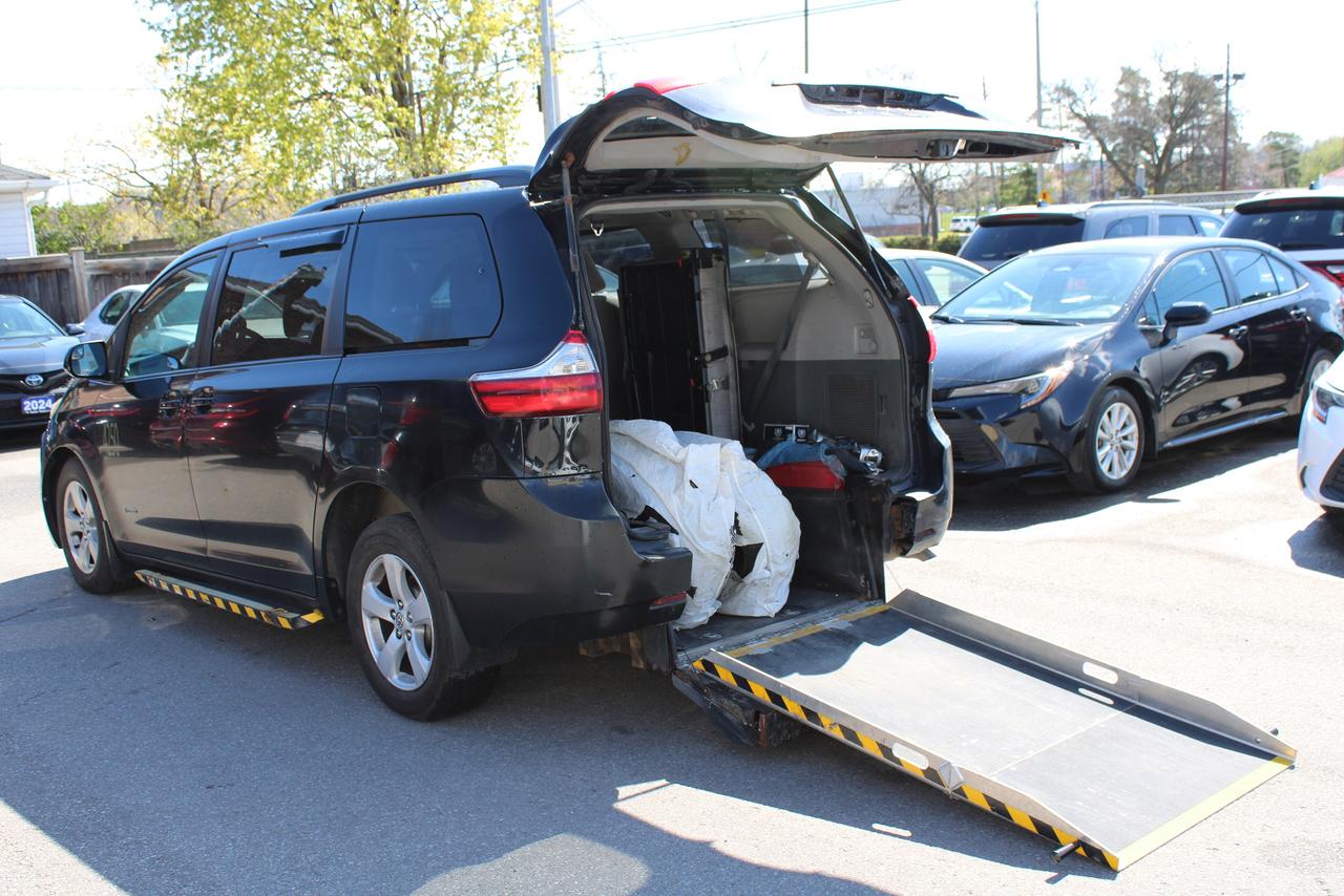 2015 Toyota Sienna LE Photo