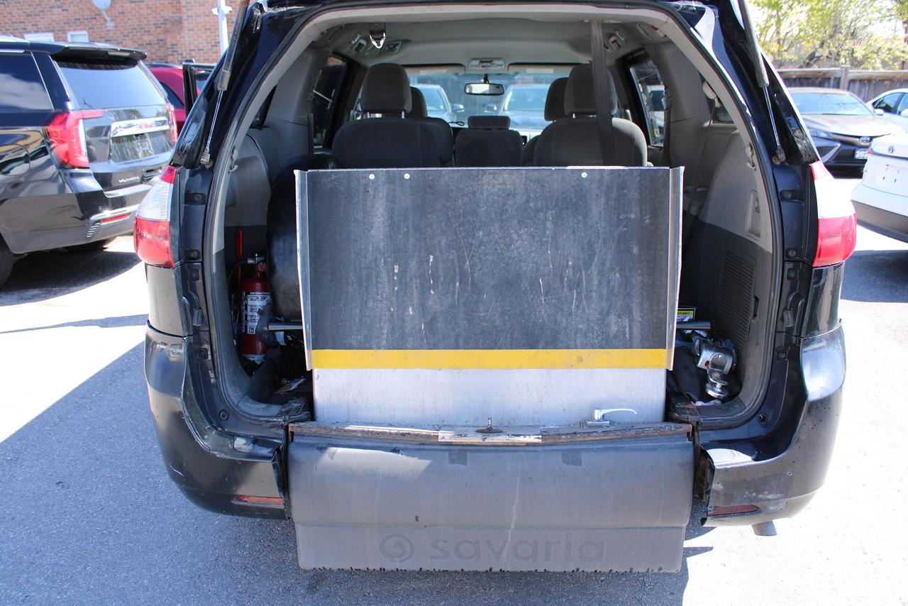 2015 Toyota Sienna LE Photo