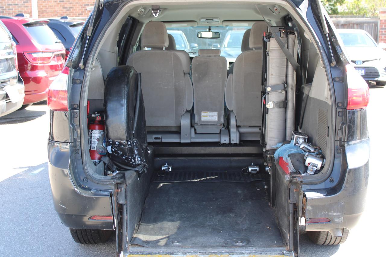 2015 Toyota Sienna LE Photo