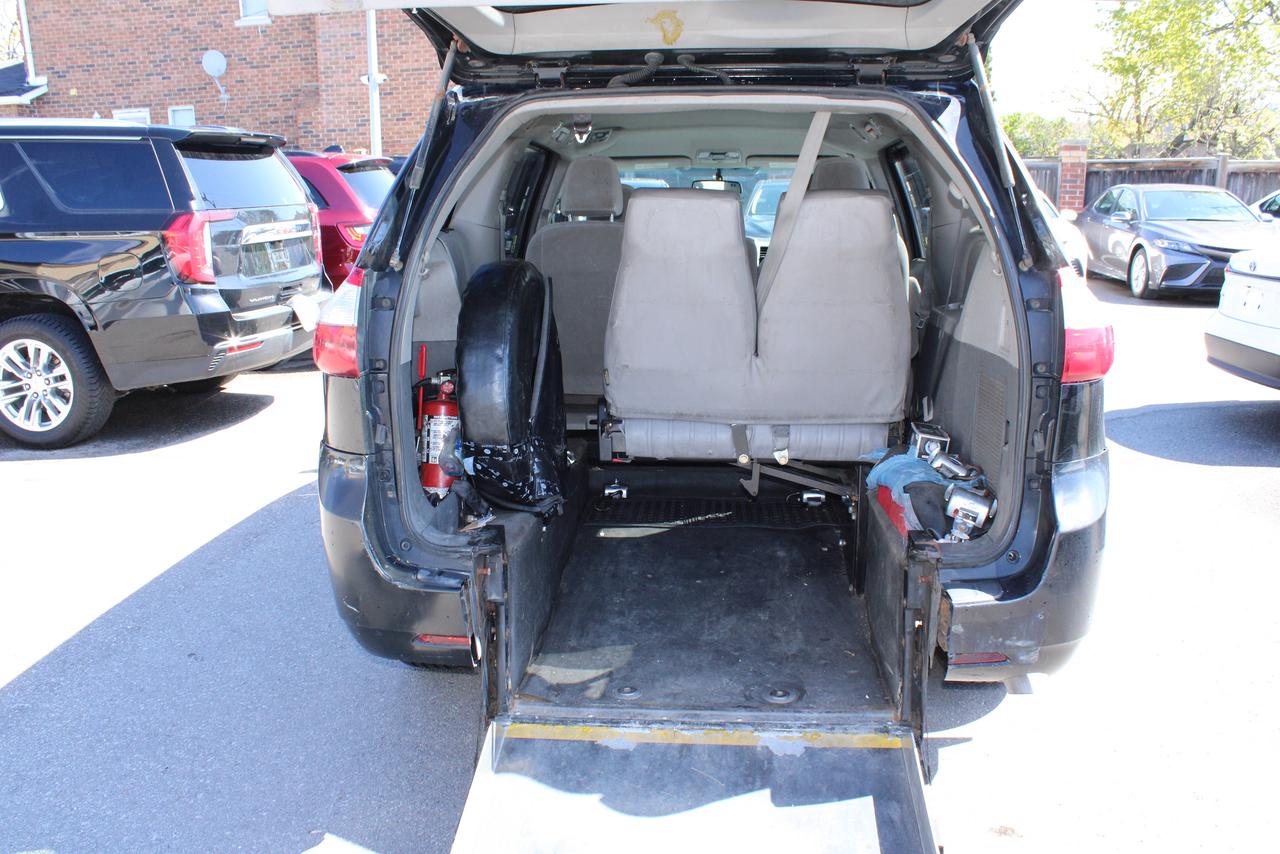 2015 Toyota Sienna LE Photo