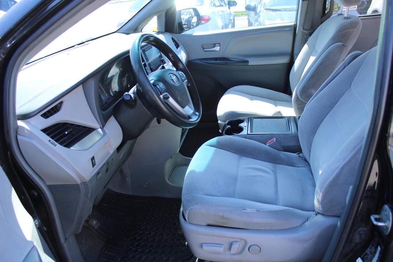 2015 Toyota Sienna LE Photo