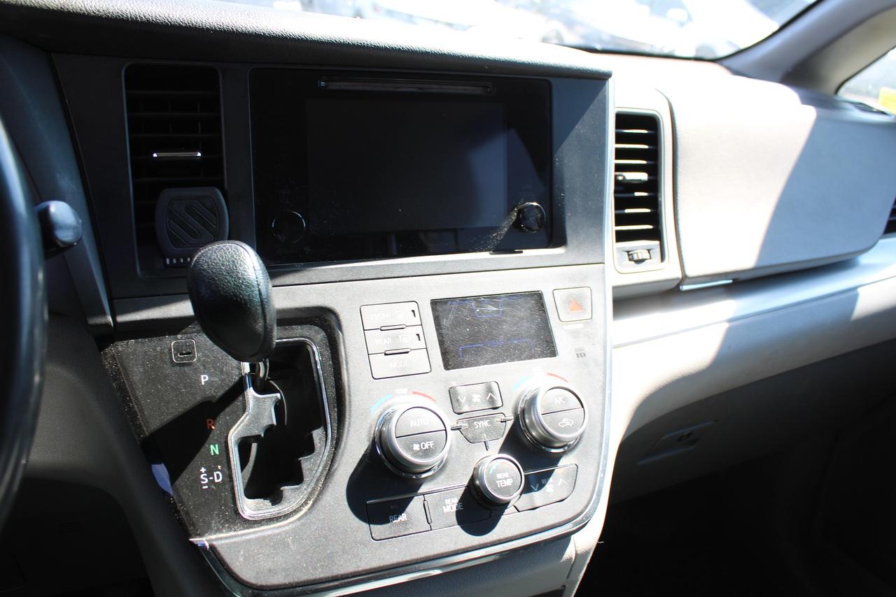 2015 Toyota Sienna LE Photo