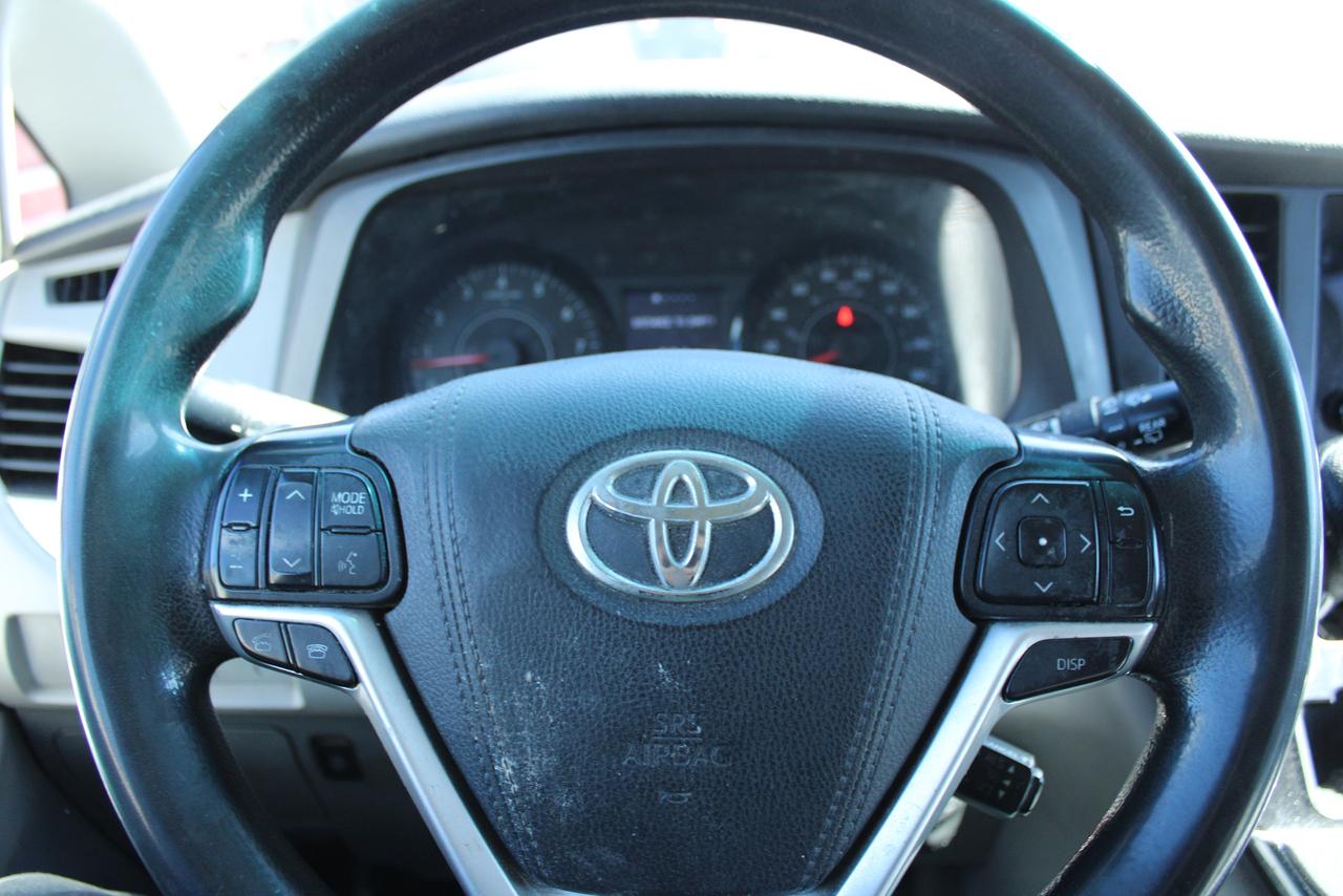 2015 Toyota Sienna LE Photo