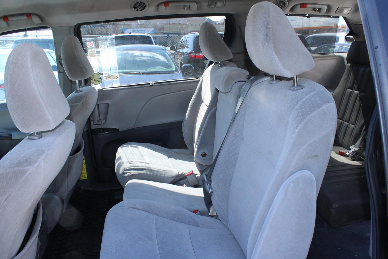 2015 Toyota Sienna LE Photo