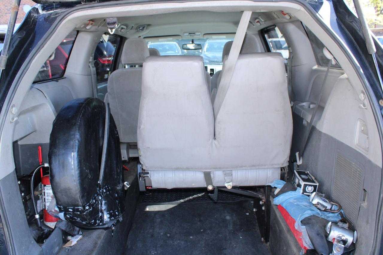 2015 Toyota Sienna LE Photo