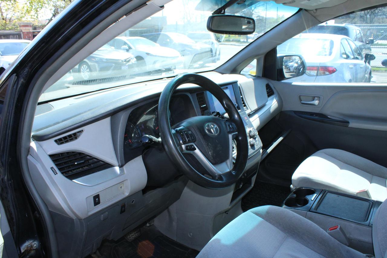 2015 Toyota Sienna LE Photo